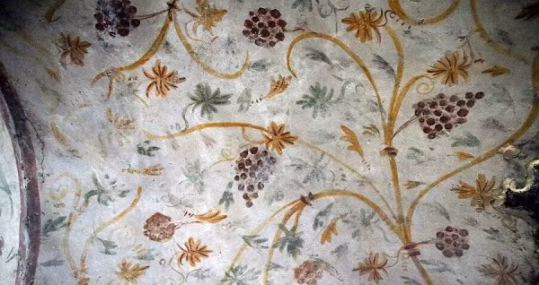 Kẻ trộm mộ cũng làm hư hại một số gian phòng. Tuy nhiên những gì còn sót lại cũng đủ là một kho báu.