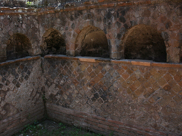 Các phòng chôn cất có dấu vết của rất nhiều châu báu là đồ tùy táng của người chết, tuy nhiên đã bị cướp phá nặng nề trong vài thế kỷ vừa qua.