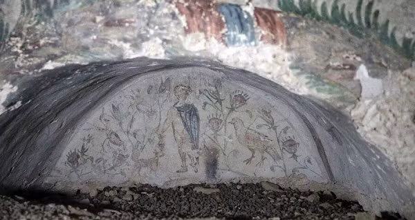 Theo nhà khảo cổ học Briol Can từ Đại học Uşak (Thổ Nhĩ Kỳ), trong mỗi căn phòng đều chứa một hay nhiều quan tài, trong đó người đã khuất được đưa vào trong khoảng thế kỷ thứ 2 - 4 sau Công Nguyên.