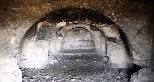 Mỗi mảng tường, trần nhà đều được vẽ trang trí bằng các hoa văn phức tạp và tinh tế, với cấu trúc trần dạng vòm đặc trưng.