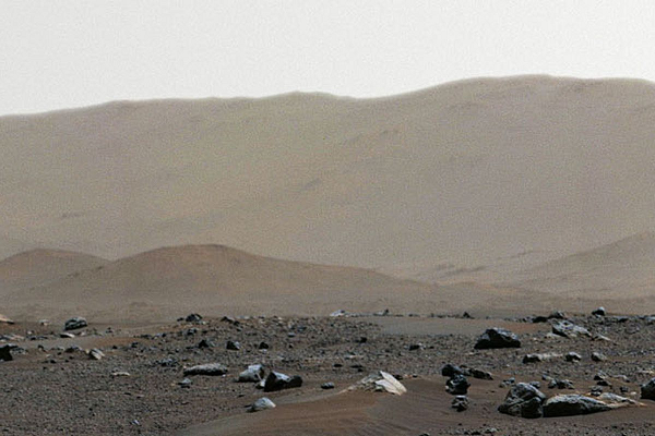 Nhóm nghiên cứu cho rằng những tảng đá lớn có chiều rộng khoảng 1 mét, nặng vài tấn có nguồn gốc đến từ thượng nguồn của sông cách đó khoảng 64 km. Những trận lũ quét, chảy với tốc độ cao tới 9 mét mỗi giây đã cuốn chúng xuống phía dưới hồ.