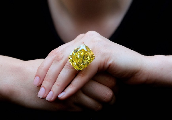 Kim cương vàng có giá rất đa dạng. Những viên vàng nhạt có thể có giá chỉ bằng một nửa những viên kim cương trắng thượng hạng trong khi những viên có màu vàng rực, trong sáng sẽ khiến người mua tiêu tốn cả một phần gia tài. Mời các bạn xem video: Khung cảnh thiên nhiên tuyệt đẹp tại các quốc gia ít dân nhất thế giới. Nguồn: VTC.