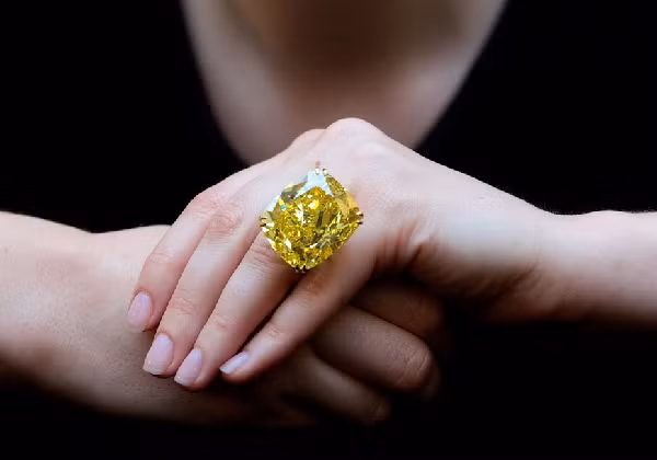 Kim cương vàng có giá rất đa dạng. Những viên vàng nhạt có thể có giá chỉ bằng một nửa những viên kim cương trắng thượng hạng trong khi những viên có màu vàng rực, trong sáng sẽ khiến người mua tiêu tốn cả một phần gia tài. Mời các bạn xem video: Khung cảnh thiên nhiên tuyệt đẹp tại các quốc gia ít dân nhất thế giới. Nguồn: VTC.