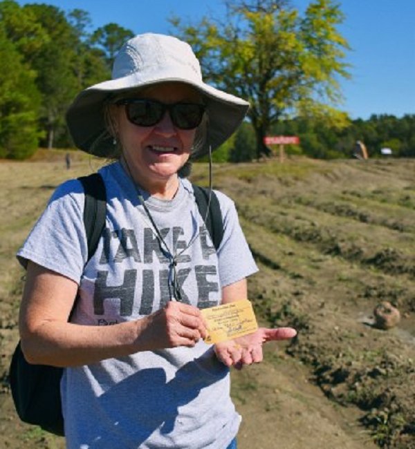 “Lúc đó tôi không biết là kim cương, nhưng nó rất sạch và sáng bóng nên tôi đã nhặt lên”, bà Noreen nói. Cặp đôi may mắn mang viên kim cương đến Trung tâm Khám phá Kim cương của công viên để xác định.