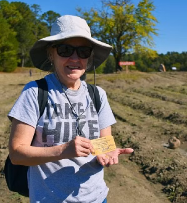 “Lúc đó tôi không biết là kim cương, nhưng nó rất sạch và sáng bóng nên tôi đã nhặt lên”, bà Noreen nói. Cặp đôi may mắn mang viên kim cương đến Trung tâm Khám phá Kim cương của công viên để xác định.