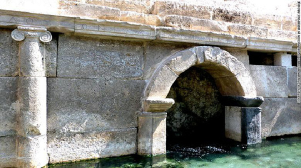 Cụ thể, bằng một máy phân tích khí ga cầm tay, ông Hardy Pfanz và nhóm các nhà nghiên cứu núi lửa đã tìm thấy khí CO2 với nồng độ 4-53% ở miệng hang và cao nhất là 91% ở bên trong. Nồng độ này quá đủ để giết chết mọi sinh vật sống.