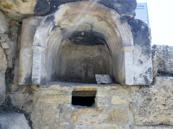 Nhà sử học tự nhiên Pliny “Trưởng lão” mô tả hiện tượng này là “cổng của Charon” – người lái đò đưa linh hồn người chết vượt sông Styx và sông Acheron để về cõi địa ngục trong thần thoại Hy Lạp.