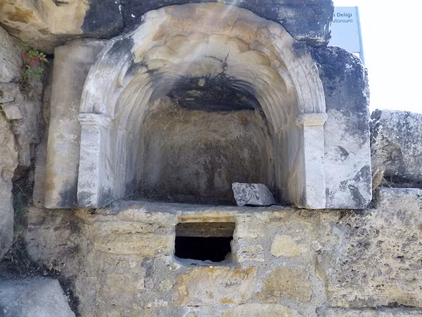 Nhà sử học tự nhiên Pliny “Trưởng lão” mô tả hiện tượng này là “cổng của Charon” – người lái đò đưa linh hồn người chết vượt sông Styx và sông Acheron để về cõi địa ngục trong thần thoại Hy Lạp.