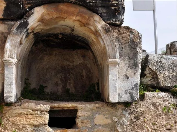 Tuy nhiên, các nhà khoa học hiện đã giải mã được hiện tượng bí ẩn nói trên. Theo một nghiên cứu được đăng trên tạp chí Khảo cổ và Nhân chủng học hồi tháng 2 vừa rồi, một khe nứt ở bề mặt trái đất, nằm sâu bên trong hang đã sản sinh ra khí CO2 với nồng độ “chết chóc”.