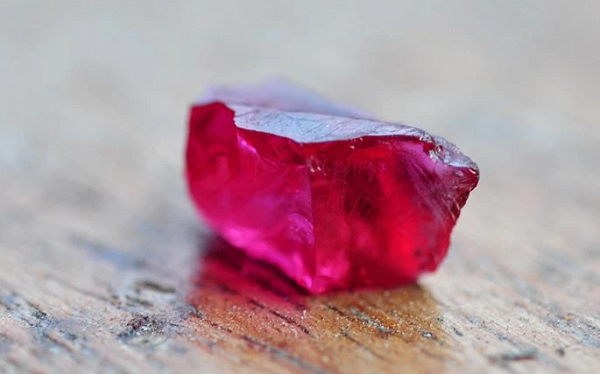 Corundum rất có ý nghĩa với khoa học địa chất bởi nó chỉ có thể hình thành dưới sức nóng và áp suất dữ dội tại ranh giới kiến tạo của Trái Đất.