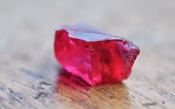 Corundum rất có ý nghĩa với khoa học địa chất bởi nó chỉ có thể hình thành dưới sức nóng và áp suất dữ dội tại ranh giới kiến tạo của Trái Đất.