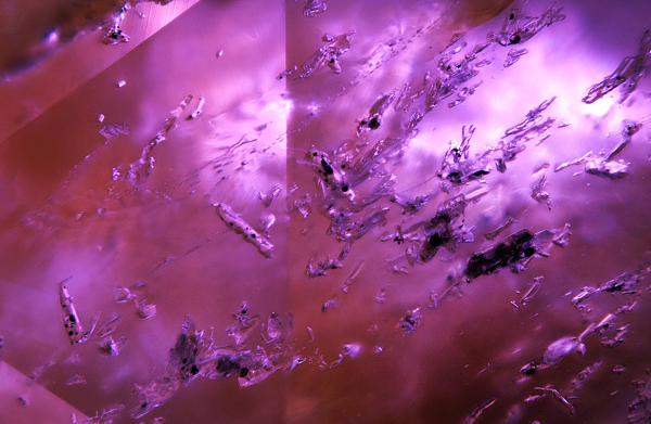 Do đó, nguồn gốc của viên hồng ngọc sẽ cung cấp cái nhìn về những nơi "không thể tin được" mà sự sống sơ khai của Trái Đất đã hình thành và trú ngụ.