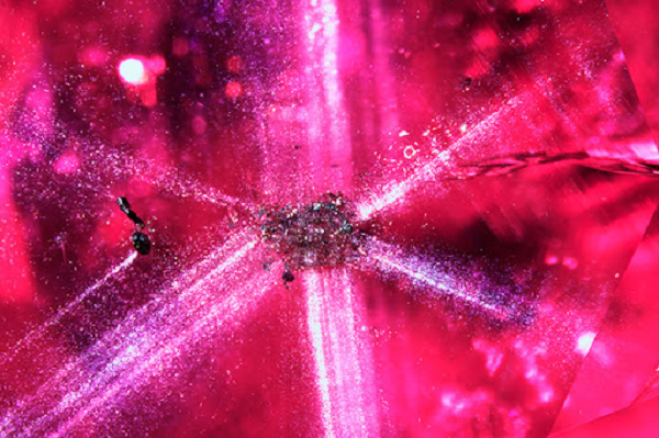 Corundum chính là khoáng vật tạo nên những viên đá quý màu hồng đến đỏ tuyệt đẹp này.