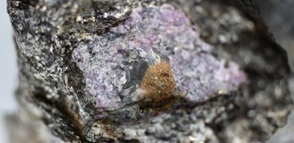 Graphite là một dạng carbon tự nhiên và quá trình phân tích đồng vị đã xác định được nó là carbon-12, tức có nguồn gốc hữu cơ.