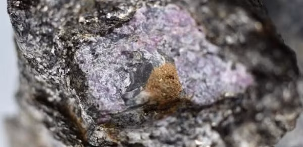 Graphite là một dạng carbon tự nhiên và quá trình phân tích đồng vị đã xác định được nó là carbon-12, tức có nguồn gốc hữu cơ.