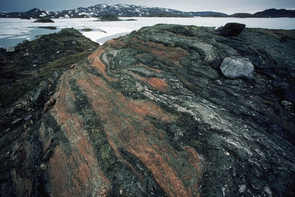 Đó là một thế giới có chất lỏng, vì có nước thì vi sinh vật mới tồn tại được. Chất lỏng giúp vận chuyển silicon dioxide ra khỏi các phiến đá sâu, từ đó tạo môi trường thuận lợi để hồng ngọc hình thành. Mời các bạn xem video: Khung cảnh thiên nhiên tuyệt đẹp tại các quốc gia ít dân nhất thế giới. Nguồn: VTC.