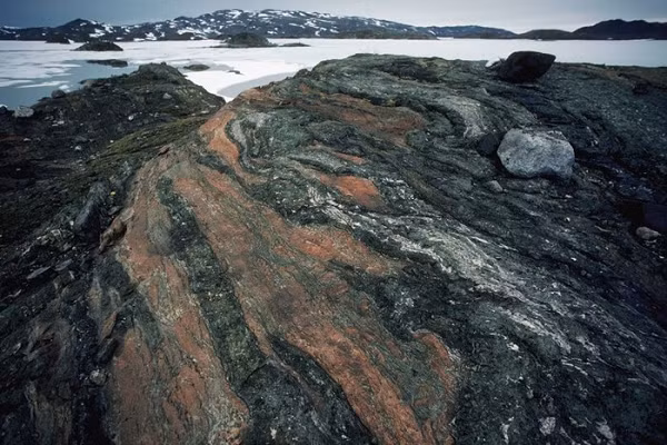 Đó là một thế giới có chất lỏng, vì có nước thì vi sinh vật mới tồn tại được. Chất lỏng giúp vận chuyển silicon dioxide ra khỏi các phiến đá sâu, từ đó tạo môi trường thuận lợi để hồng ngọc hình thành. Mời các bạn xem video: Khung cảnh thiên nhiên tuyệt đẹp tại các quốc gia ít dân nhất thế giới. Nguồn: VTC.