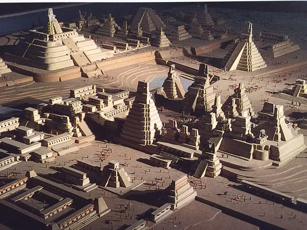 Theo các nghiên cứu, người Maya đã cư trú tại thành phố cổ Tikal trong 7 thế kỷ, khoảng từ năm 200 đến năm 900.