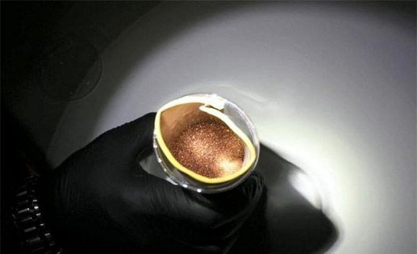 Một số người giàu muốn sử dụng californium để làm một chiếc nhẫn, nhưng giấc mơ này không thể thành hiện thực. Ngay cả người giàu nhất thế giới cũng không thể đeo nhẫn làm từ californium. Mời các bạn xem video: Khung cảnh thiên nhiên tuyệt đẹp tại các quốc gia ít dân nhất thế giới. Nguồn: VTC.