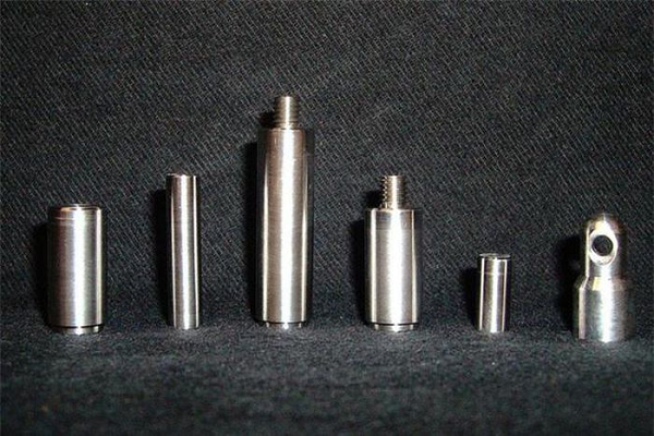 Tuy nhiên, mặc dù californium có tác dụng rất lớn trong việc chữa khỏi các khối u ác tính, nhưng nó lại là một loại chất “nguyên tố hạt nhân” bức xạ mạnh, cực kỳ nguy hại cho cơ thể con người.