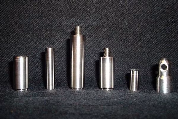 Tuy nhiên, mặc dù californium có tác dụng rất lớn trong việc chữa khỏi các khối u ác tính, nhưng nó lại là một loại chất “nguyên tố hạt nhân” bức xạ mạnh, cực kỳ nguy hại cho cơ thể con người.