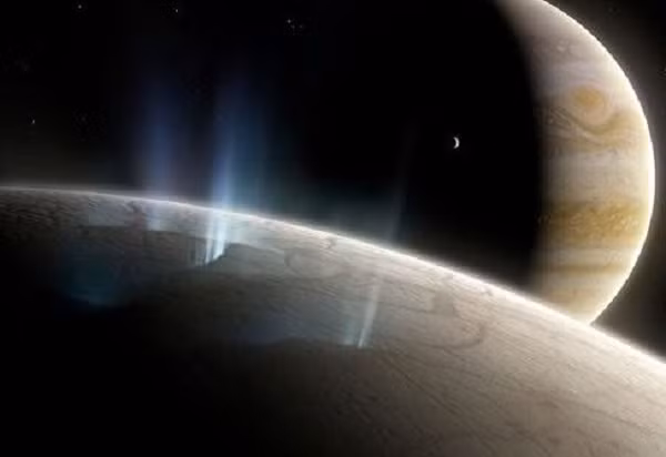 Mặt trăng cũng chứa các hợp chất lưu huỳnh và một loạt các muối và hợp chất hữu cơ trên bề mặt (và có lẽ là bên dưới), có thể là nguồn thức ăn hấp dẫn cho sự sống của vi sinh vật.