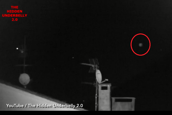 Chuyển động của vật thể lạ được nhìn thấy rõ ràng bằng tia hồng ngoại khi nó di chuyển nhẹ từ bên này sang bên kia trên các mái nhà, trước khi lao xuống đất cực nhanh và khuất khỏi tầm nhìn.