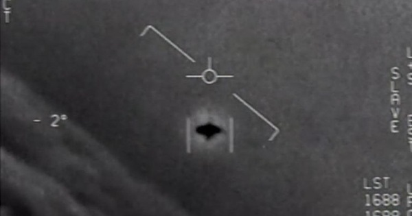 Theo mô tả ban đầu của nhân chứng, UFO giống như một đĩa phẳng màu trắng bay lơ lửng trên đường cao tốc đông đúc trước khi di chuyển chậm dọc theo những ngọn núi và hướng về các nhà máy gió cách Khu vực 51 ở Nevada, California không xa.