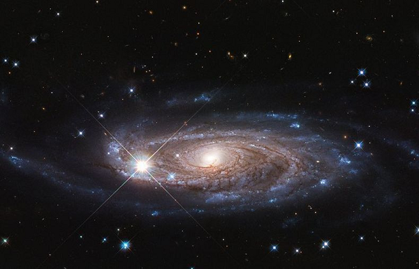 Điều đó giúp họ suy luận hành tinh tiềm năng này có thể lớn tương đương sao Thổ và quay quanh sao neutron (hoặc hố đen) với khoảng cách gấp đôi khoảng cách giữa sao Thổ và Mặt Trời.