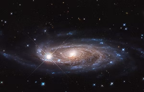 Điều đó giúp họ suy luận hành tinh tiềm năng này có thể lớn tương đương sao Thổ và quay quanh sao neutron (hoặc hố đen) với khoảng cách gấp đôi khoảng cách giữa sao Thổ và Mặt Trời.