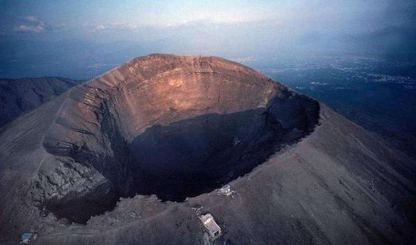 Vào giữa thế kỷ 18, một số nhà khảo cổ đã đến đây để tiến hành khai quật thăm dò và tìm thấy một nền đá cẩm thạch rất lớn dưới lớp đá núi lửa dày. Sàn đá cẩm thạch đã trải qua quá trình xử lý và sửa đổi nhân tạo, bề mặt của nó rất mịn và nhẵn.