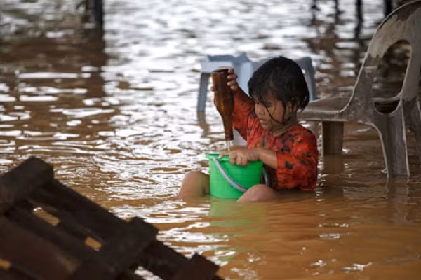La Nina gây ra hàng loạt các hiện tượng thời tiết cực đoan đáng sợ trên toàn cầu như: lũ lụt vào mùa xuân, tuyết rơi kỷ lục vào mùa đông, hạn hán vào mùa hè... Ngoài ra, nó còn gây ra hàng loạt cơn bão và siêu bão cũng như bão tuyết khủng khiếp đến các khu vực bị ảnh hưởng.