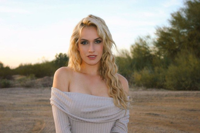 Tuy không giành được danh hiệu lớn nhưng nữ golf thủ Paige Spiranac rất nổi tiếng nhờ ngoại hình xinh đẹp và cực kỳ gợi cảm. Được biết, cô kiếm được khá nhiều tiền từ việc làm chuyên gia giảng dạy và hướng dẫn chơi golf trên YouTube. Ngoài ra, Spiranac còn làm đại sứ cho thương hiệu gậy golf nổi tiếng PXG.