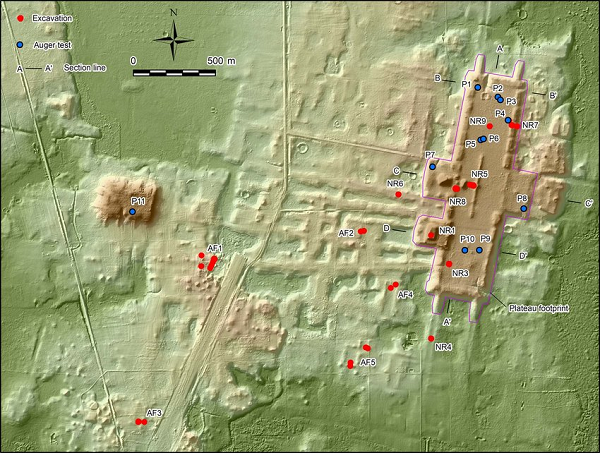 Một số địa điểm nghi lễ được định hướng để phù hợp với hướng mặt trời mọc vào những ngày nhất định trong lịch Mesoamercan mà người Maya sử dụng, gợi ý rằng các nghi lễ liên quan đến các khái niệm vũ trụ và sự chuyển động của các mùa.