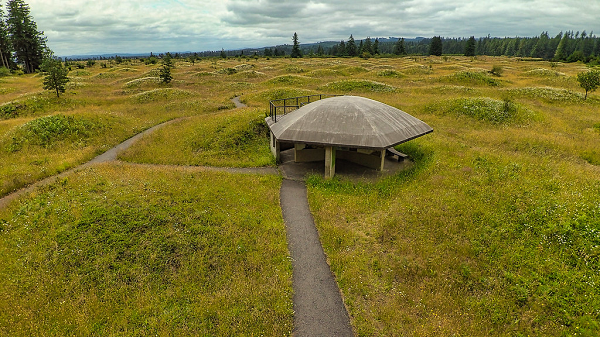 Đến nay vẫn chưa có ai giải đáp được bí ẩn về mồ Mima. Vào mùa hoa nở, mồ Mina nhìn rất thơ mộng. Mời các bạn xem video: Khung cảnh thiên nhiên tuyệt đẹp tại các quốc gia ít dân nhất thế giới. Nguồn: VTC.