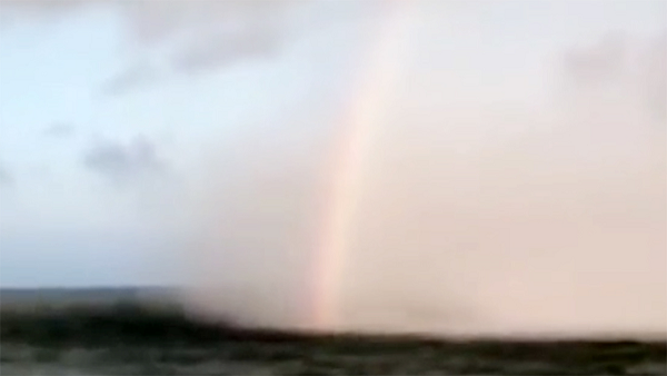 Chiều 4/10, nhiều người dân đã quay lại được hình ảnh vòi rồng "khổng lồ" cao hàng trăm mét tại biển Cửa Lò (Nghệ An)