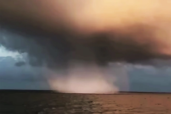 Nhiều người khác cho biết, hiện tượng “vòi rồng” trên biển ít khi xuất hiện ở gần bờ.