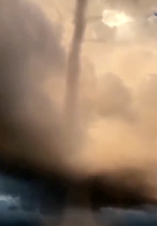 Vị trí anh Chung quay lại được vòi rồng trên là gần đảo Mắt (TX. Cửa Lò). Anh Chung cho biết, vòi rồng này rất lớn xuất hiện trong một khoảng thời gian rất lâu.