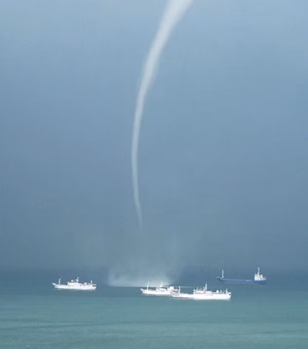 Vòi rồng là hiện tượng một luồng không khí lớn xoáy tròn mở rộng ra từ một đám mây dông xuống tới mặt đất, mặt biển. Một trận lốc xoáy (vòi rồng) có thể kéo dài từ vài giây cho đến hơn 1 giờ.