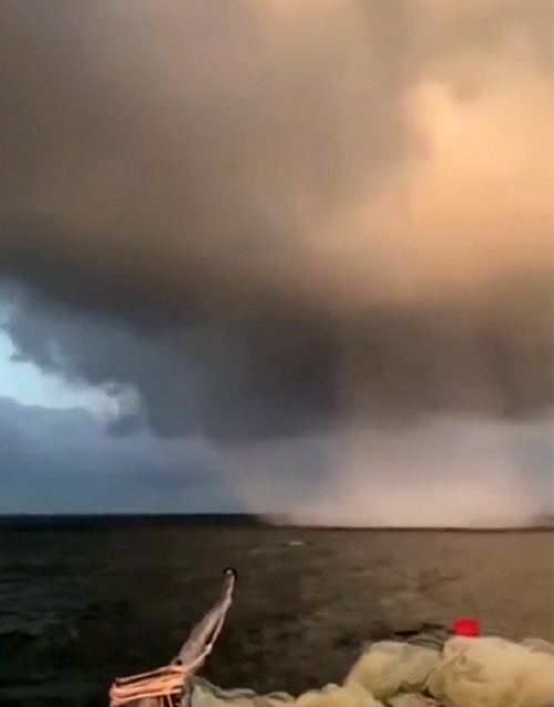 Được biết, đoạn video này do anh Nguyễn Chung (trú TX. Cửa Lò, Nghệ An) quay lại được vào chiều 4/10 khi đang cùng nhóm ngư dân đi thuyền đánh bắt cá cá trên vùng biển Cửa Lò.