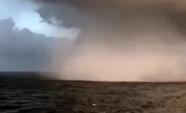 Đặc biệt hơn, trong vòi rồng lại xuất hiện cả một chiếc cầu vồng lung linh huyền ảo.