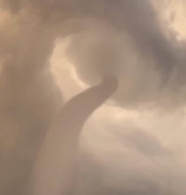 Chiều 6/10, lãnh đạo thị xã Cửa Lò cho biết, hai ngày trước ở vùng biển gần đảo Mắt xuất hiện cột vòi rồng đã được ngư dân dùng máy điện thoại ghi lại video.