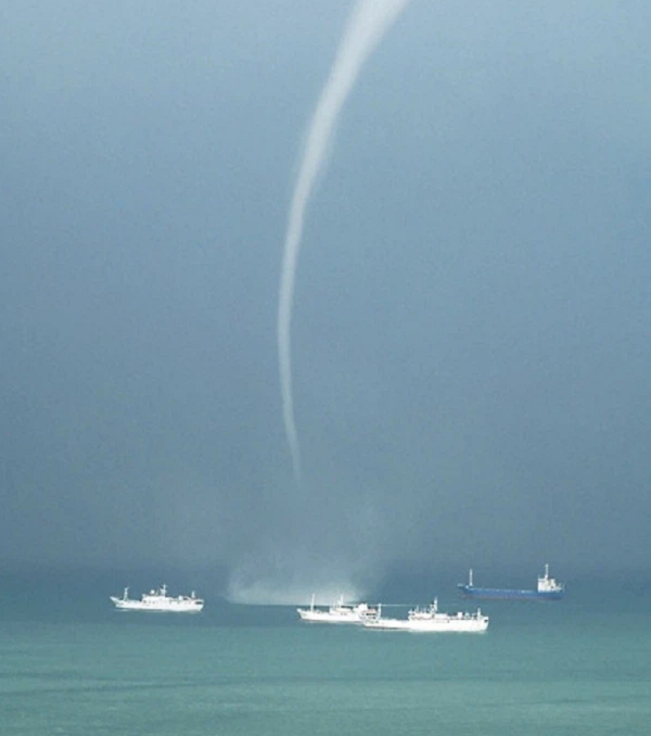 Vòi rồng là hiện tượng một luồng không khí lớn xoáy tròn mở rộng ra từ một đám mây dông xuống tới mặt đất, mặt biển. Một trận lốc xoáy (vòi rồng) có thể kéo dài từ vài giây cho đến hơn 1 giờ.