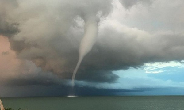 Cầu vồng cùng xuất hiện với vòi rồng là do ánh sáng mặt trời khúc xạ và phản xạ qua những giọt nước trong không khí, tạo ra hiện tượng tán sắc. Mời các bạn xem video: Khung cảnh thiên nhiên tuyệt đẹp tại các quốc gia ít dân nhất thế giới. Nguồn: VTC. 