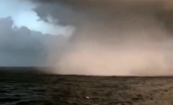 Đặc biệt hơn, trong vòi rồng lại xuất hiện cả một chiếc cầu vồng lung linh huyền ảo.