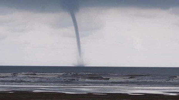 Đáng chú ý, thời điểm xuất hiện vòi rồng thì khu vực này không có mưa. Cộng với việc hửng nắng nên khi vòi rồng xuất hiện thì một chiếc cầu vồng cũng xuất hiện kèm theo tạo nên cảm giác kỳ lạ.