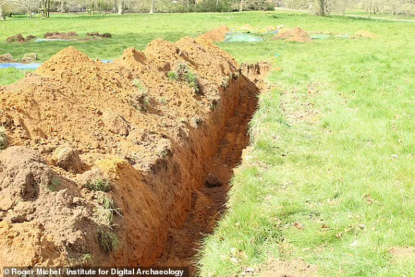 Tuy nhiên, sau đó quay trở lại Anh và định cư lâu dài khoảng 50.000 năm trước cho tới khi tuyệt chủng (khoảng 30.000 năm trước).