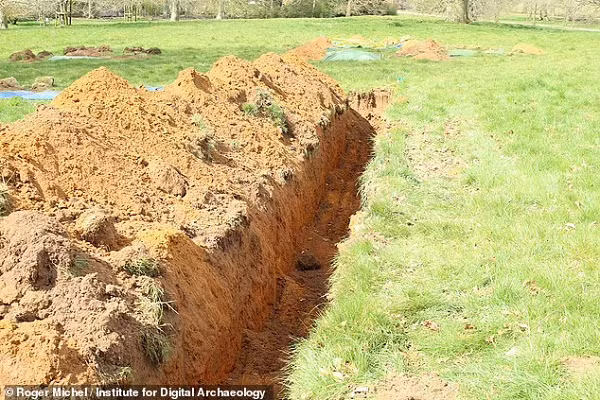 Tuy nhiên, sau đó quay trở lại Anh và định cư lâu dài khoảng 50.000 năm trước cho tới khi tuyệt chủng (khoảng 30.000 năm trước).