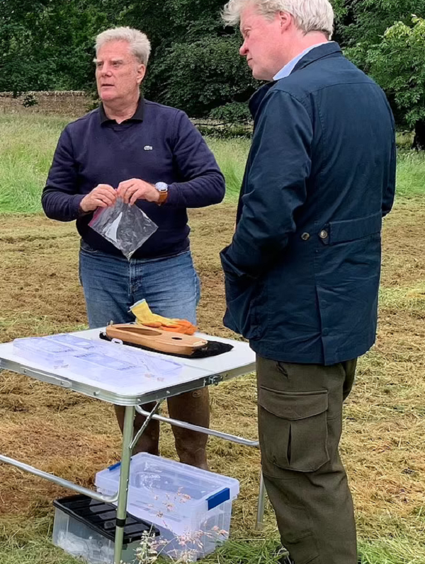 Bên cạnh đó, họ phát hiện thêm bằng chứng về một khu định cư vĩ đại thuộc thời đại đồ đá cũ, được xây dựng bởi loài người khác, tức người Neanderthals - "anh em họ" cùng thuộc chi Người với Homo sapiens.