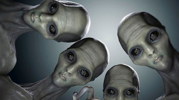 Nhà khoa học Seth Shostak cho rằng, người ngoài hành tinh có lẽ phát triển hơn chúng ta rất nhiều. Vì vậy thứ chúng ta cần tìm là người máy, không phải những gã nhỏ con màu xanh.